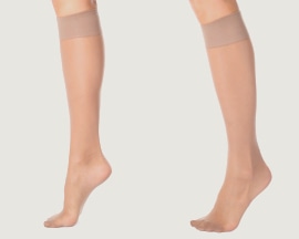 Moters kojos su kompresinėmis kojinėmis, apsaugančiomis nuo venų nepakankamumo