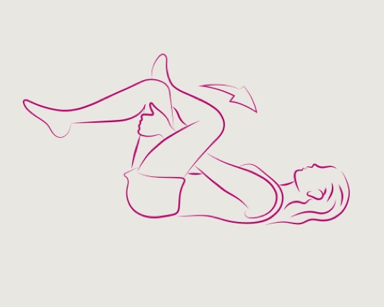 Moteris, gulinti ant nugaros ir atliekanti klubo bei sėdmens tempimą.