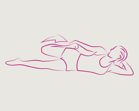 Moteris, gulinti ant šono, siekianti kojos ir taip atliekanti keturgalvio šlaunies raumens tempimo pratimą.