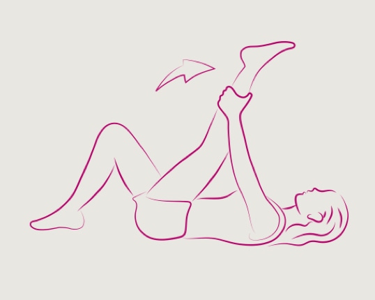 Moteris, gulinti ant nugaros ir, suėmusi už kairiosios čiurnos, tempianti pakinklio raumenis