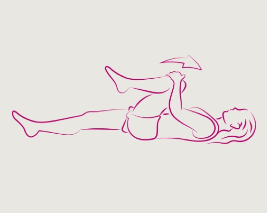 Moteris, gulinti ant nugaros ir tempianti kelį link krūtinės.