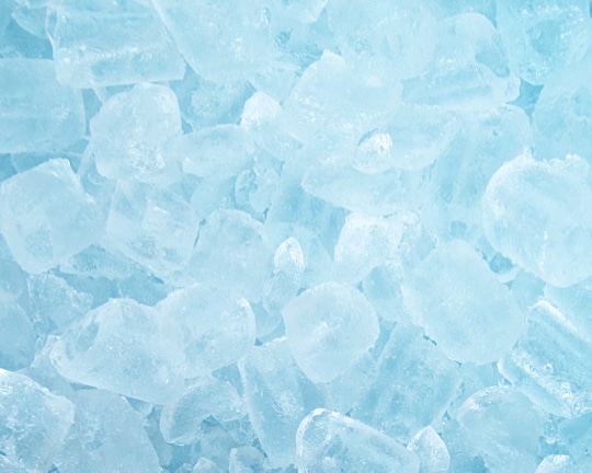 Ledo kubeliai iliustruoja greitą vėsinimo jausmą, kurį suteikia Lioton® 1000   gelis